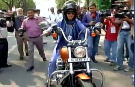 Ranjeet Ranjan, Harley Davidson bike, Pappu Yadav, Women s Day, ranjeet ranjan harley davidson, harley davidson street bob,congress woman MP rides harley davidson, parliament, रंजीत रंजन, हार्ले डेविडसन, हार्ले डेविडसन से आई रंजीत रंजन, संसद, महिला दिवस
