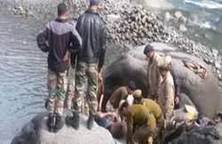 रावी की तेज धारा में वायुसेना के 2 जवान बहे