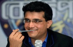 IPL-9 में भी फिसड्डी साबित हो रहे धोनी पर बरसे गांगुली, बोले- कोहली को बनाओ टीम इंडिया का कप्तान