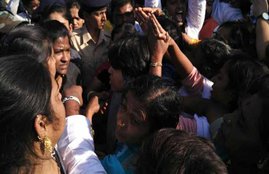 Trimbakeshwar temple, trupti desai, bhumata brigade, trupti desai bhumata brigade, tribakeshwar women, women tribakeshwar, india news, trimbakeshwar temple, trupti desai, bhumata brigade,