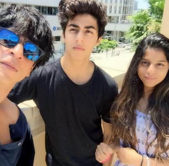 Shah Rukh Khan, Suhana Khan, Suhana friends, Gauri, Aryan, Suhana, AbRam, SRK, Dilwale, Raees, FAN, #SuhanaKhan, PHOTOS SuhanaKhan, Suhana Khan PICS, SUHANA PICS VIRAL, SRK DAUGHTER, SUHANA PICS