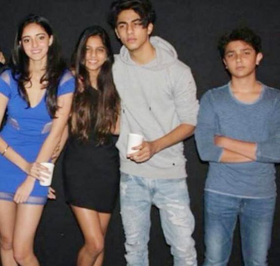 Shah Rukh Khan, Suhana Khan, Suhana friends, Gauri, Aryan, Suhana, AbRam, SRK, Dilwale, Raees, FAN, #SuhanaKhan, PHOTOS SuhanaKhan, Suhana Khan PICS, SUHANA PICS VIRAL, SRK DAUGHTER, SUHANA PICS