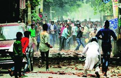 यूपी: मुस्‍ल‍िम सपा पार्षद की हत्‍या के बाद इलाके में हिंसा, आगजनी