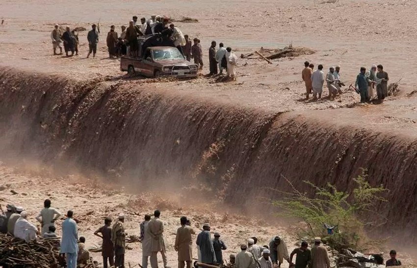 top photos of the 2016, photo of the year 2016, international photos, wolrd photos, Saudi security forces, military exercise, west of Riyadh, Saudi Arabia, barack obama daughter malia, barack obama malia pics, heavy rains in peshawar, floods in peshawar, top frames, top photos, photos of the year, top frames of the 2016, Villarrica Volcano, white-tailed eagle, Khrapkov, "Photos Of The Year, Vladimir Putin workout, Mark Zuckerberg daughter, Barack Obama selfie, photo gallery of the year, picture of Jayalalithaa, Brazil President, Dilma Rousseff, German Chancellor, Angela Merkel, US President, Barack Obama, Charlie Hebdo shootings, Rohingya Bangladeshi migrants, Palestinian protester, nepal Earthquake, 100 lashes, Hungarian police, Syrian refugee, French President, Francois Hollande 2015 की तस्‍वीरें, बेहतरीन तस्‍वीरें