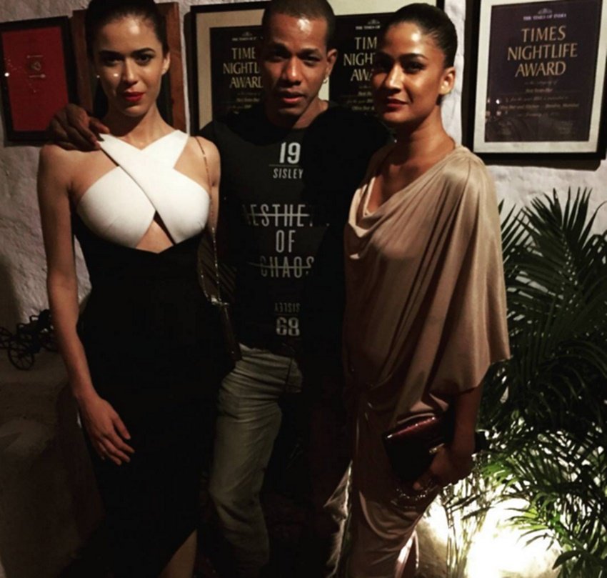 carol gracias, carol gracias baby bump, carol gracias baby bump on ramp, lfw 2016, lfw summer resort 2016, carol gracias flaunts baby bump