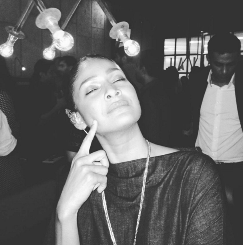 carol gracias, carol gracias baby bump, carol gracias baby bump on ramp, lfw 2016, lfw summer resort 2016, carol gracias flaunts baby bump