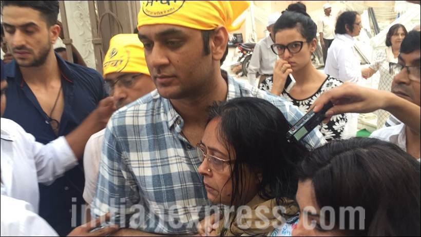 pratyusha banerjee, Balika Vadhu Pratyusha Banerjee, Pratyusha banerjee prayer meet photos, pratyusha banerjee prayer meet, pratyusha banerjee mother, smita Bansal, pratyusha banerjee father, pratyusha banerjee last rites, pratyusha banerjee death, pratyusha banerjee pics, pratyusha banerjee last pics, pratyusha banerjee dies, pratyusha banerjee dead, pratyusha banerjee news, pratyusha, pratyusha boyfriend, entertainment, anoop soni, shashank vyas, sambhavna seth, kamya punjabi, kamya pratyusha