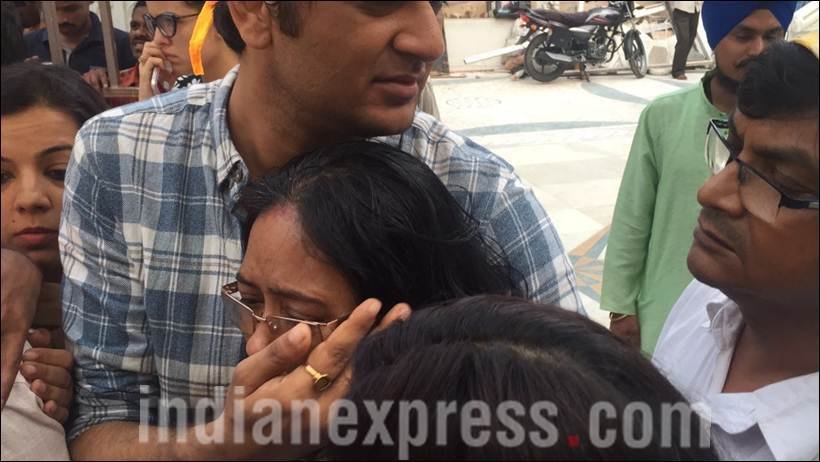 pratyusha banerjee, Balika Vadhu Pratyusha Banerjee, Pratyusha banerjee prayer meet photos, pratyusha banerjee prayer meet, pratyusha banerjee mother, smita Bansal, pratyusha banerjee father, pratyusha banerjee last rites, pratyusha banerjee death, pratyusha banerjee pics, pratyusha banerjee last pics, pratyusha banerjee dies, pratyusha banerjee dead, pratyusha banerjee news, pratyusha, pratyusha boyfriend, entertainment, anoop soni, shashank vyas, sambhavna seth, kamya punjabi, kamya pratyusha