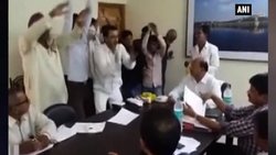 VIDEO: विरोध जताने के लिए PWD अफसरों के सामने जमकर किया ‘नागिन डांस’