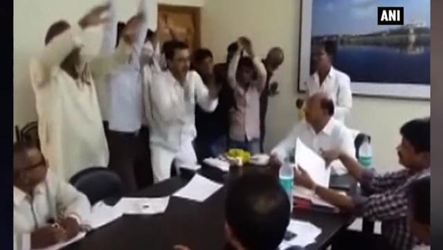 VIDEO: विरोध जताने के लिए PWD अफसरों के सामने जमकर किया ‘नागिन डांस’