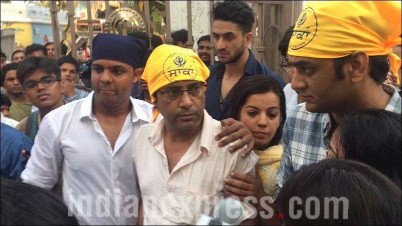 pratyusha banerjee, Balika Vadhu Pratyusha Banerjee, Pratyusha banerjee prayer meet photos, pratyusha banerjee prayer meet, pratyusha banerjee mother, smita Bansal, pratyusha banerjee father, pratyusha banerjee last rites, pratyusha banerjee death, pratyusha banerjee pics, pratyusha banerjee last pics, pratyusha banerjee dies, pratyusha banerjee dead, pratyusha banerjee news, pratyusha, pratyusha boyfriend, entertainment, anoop soni, shashank vyas, sambhavna seth, kamya punjabi, kamya pratyusha