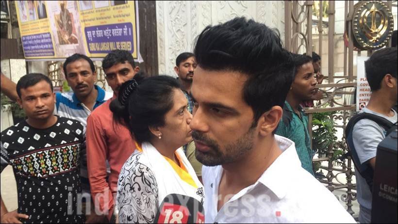 pratyusha banerjee, Balika Vadhu Pratyusha Banerjee, Pratyusha banerjee prayer meet photos, pratyusha banerjee prayer meet, pratyusha banerjee mother, smita Bansal, pratyusha banerjee father, pratyusha banerjee last rites, pratyusha banerjee death, pratyusha banerjee pics, pratyusha banerjee last pics, pratyusha banerjee dies, pratyusha banerjee dead, pratyusha banerjee news, pratyusha, pratyusha boyfriend, entertainment, anoop soni, shashank vyas, sambhavna seth, kamya punjabi, kamya pratyusha