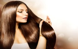 गर्मियों में बालों को स्मूथ और शायनी बनाने के लिए अपनाएं ये उपाय