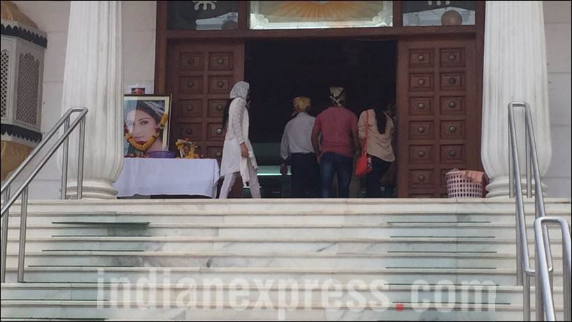 pratyusha banerjee, Balika Vadhu Pratyusha Banerjee, Pratyusha banerjee prayer meet photos, pratyusha banerjee prayer meet, pratyusha banerjee mother, smita Bansal, pratyusha banerjee father, pratyusha banerjee last rites, pratyusha banerjee death, pratyusha banerjee pics, pratyusha banerjee last pics, pratyusha banerjee dies, pratyusha banerjee dead, pratyusha banerjee news, pratyusha, pratyusha boyfriend, entertainment, anoop soni, shashank vyas, sambhavna seth, kamya punjabi, kamya pratyusha