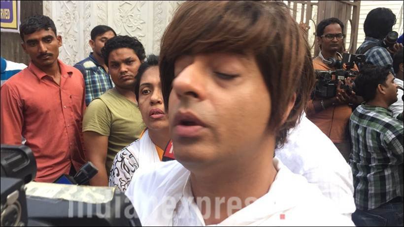 pratyusha banerjee, Balika Vadhu Pratyusha Banerjee, Pratyusha banerjee prayer meet photos, pratyusha banerjee prayer meet, pratyusha banerjee mother, smita Bansal, pratyusha banerjee father, pratyusha banerjee last rites, pratyusha banerjee death, pratyusha banerjee pics, pratyusha banerjee last pics, pratyusha banerjee dies, pratyusha banerjee dead, pratyusha banerjee news, pratyusha, pratyusha boyfriend, entertainment, anoop soni, shashank vyas, sambhavna seth, kamya punjabi, kamya pratyusha