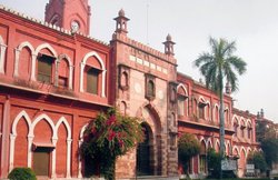 अलीगढ़ मुस्लिम यूनिवर्सिटी में छात्रों के दो गुट भिड़े, गुस्साए स्टूडेंट्स ने फूंका प्रॉक्टर ऑफिस, फायरिंग में एक की मौत