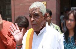 Video:भीड़ में एक महिला को गलत तरीके से छूते कैमरे में कैद हुए एमपी के गृहमंत्री बाबू लाल गौर