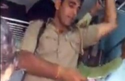 Viral Video: चलती ट्रेन में सीट के बदले पैसे लेते पकड़ा गया जीआरपी कांस्‍टेबल