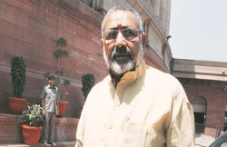 केंद्रीय मंत्री गिरिराज सिंह बोले, बेटियां रखनी हैं सुरक्षित तो हर धर्म में लागू हो दो बच्चों की नीति