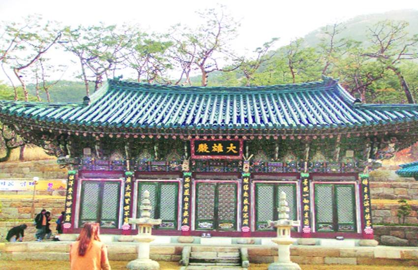 Buddhist Nun, Jinkwansa Buddhist temple, Jinkwansa Seoul, South Korea, Buddhist Nun Jinkwansa