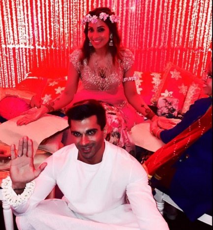bipasha basu, bipasha basu news in hindi, bipasha basu wedding, bipasha basu wedding date, bipasha basu mehendi, bipasha basu mehendi pics, karan singh grover, bipasha basu bride, bipasha basu bride photos, karan singh grover news in hindi, karan singh grover wedding, karan singh grover bipasha basu wedding, bipasha basu wedding date, bipasha basu marriage, bipasha basu pics, bipasha basu mehendi photo