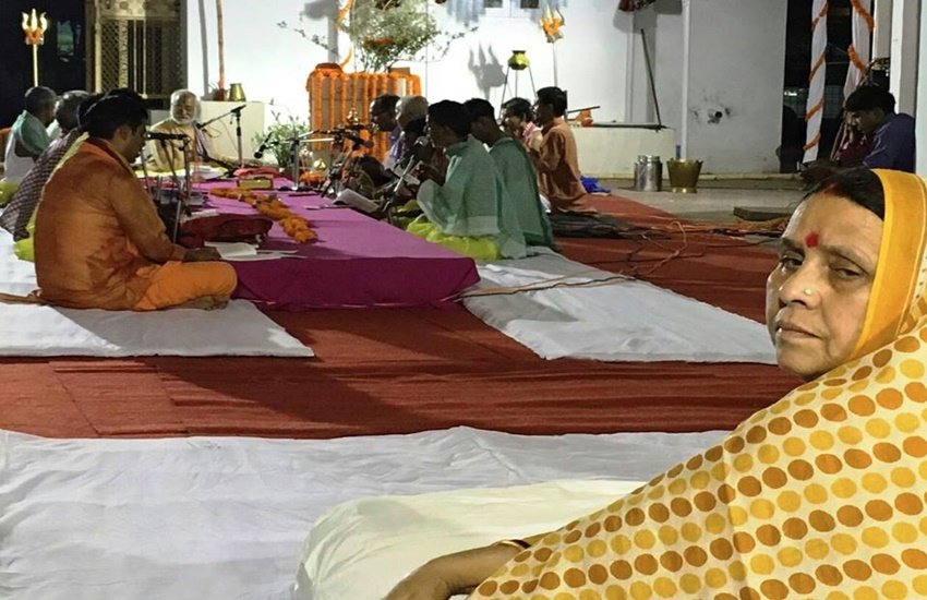 lalu prasad yadav, lalu prasad yadav news in hindi, lalu prasad yadav bihar, RJD Bihar, RJD lalu prasad yadav, lalu prasad yadav Sundarkand Path, Sundarkand Path, Peace in Bihar, lalu yadav Sundarkand Path pics, lalu yada puja pics, lalu yadav news in hindi, RJD, RJD latest news, Arson in bihar