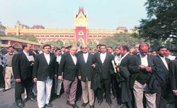 मध्य प्रदेश: गर्मी का प्रकोप से बचने के लिए वकीलों को मिली काले कोट से मुक्ति