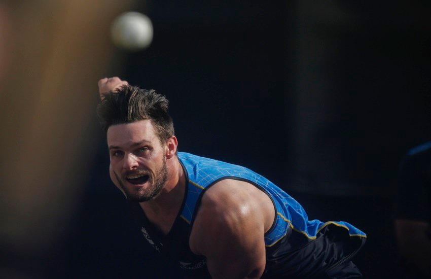 IPL 9, GL vs MI, Mitchell McClenaghan, Mumbai Indians, Gujarat Lions, Cricket