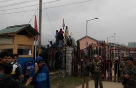 NIT srinagar, NIT srinagar protests, NIT protests, tricolour hoist in NIT srinagar, NIT clashes, Mehbooba Mufti, CRPF in NIT Srinagar, smriti irani, HRD ministry, jammu kashmir, kashmir police, anti national slogans, एनआईटी श्रीनगर, मानव संसाधन मंत्रालय, तिरंगा, कश्‍मीर, भारत विरोधी नारे