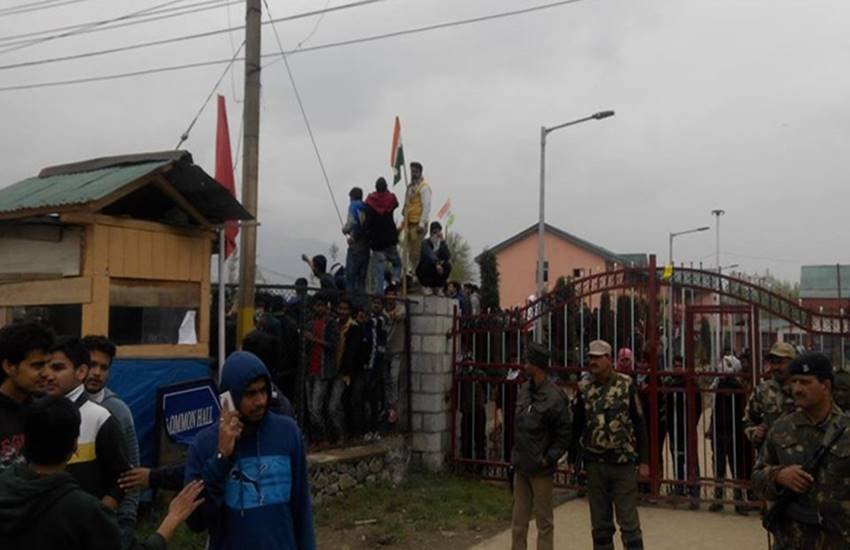 NIT srinagar, NIT srinagar protests, NIT protests, tricolour hoist in NIT srinagar, NIT clashes, Mehbooba Mufti, CRPF in NIT Srinagar, smriti irani, HRD ministry, jammu kashmir, kashmir police, anti national slogans, एनआईटी श्रीनगर, मानव संसाधन मंत्रालय, तिरंगा, कश्‍मीर, भारत विरोधी नारे