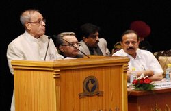 संयमित होकर अधिकारों का उपयोग करें जज : प्रणब मुखर्जी