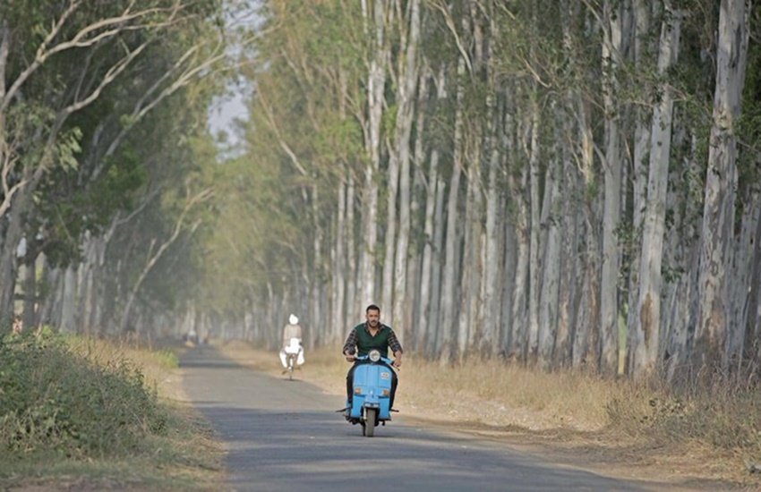 salman khan, salman khan news in hindi, sultan, sultan movie, sultan movie muzaffarnagar shooting, salman khan sultan, salman khan muzaffarnagar, salman khan scooter, salman khan pics, salman khan muzaffarnagar pics, salman muzaffarnagar pics