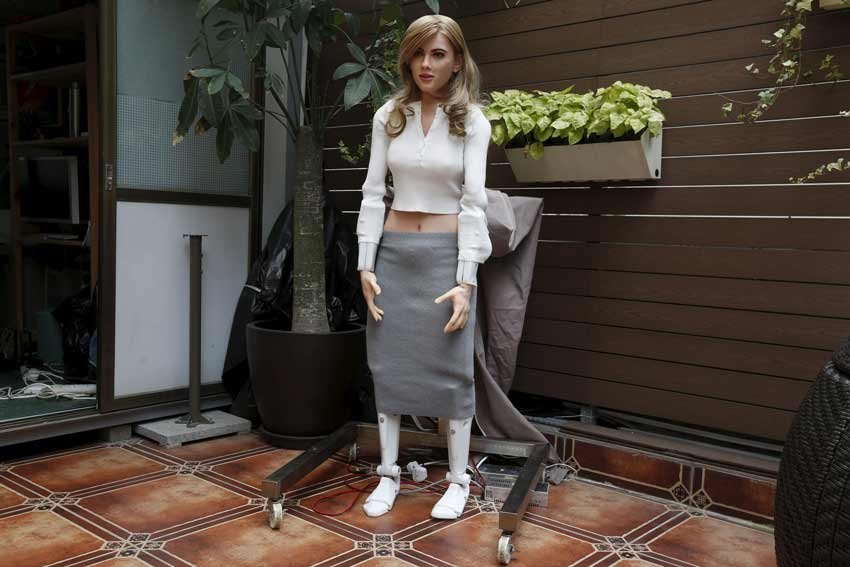 Scarlett Johansson, working replica, ROBOT, Hollywood star, programmed wink, Scarlett Johansson ROBOT, Scarlett Johansson ROBOT photos