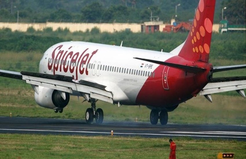 SpiceJet, spicejet controversy, spicejet pilot controversy, SpiceJet pilot, SpiceJet air hostess, SpiceJet cockpit, air hostess, cockpit air hostess