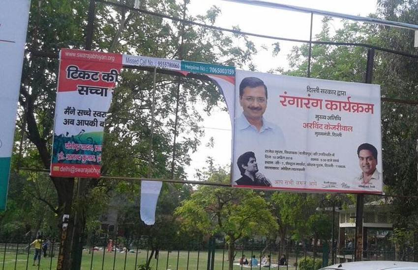 Delhi Civic Polls, Swaraj Abhiyan, Swaraj Abhiyan Posters, yogendra yadav, arvind kejriwal, yogendra yadav tweet poster, Swaraj Abhiyan vs AAP, AAP tear Swaraj Abhiyan posters, Delhi