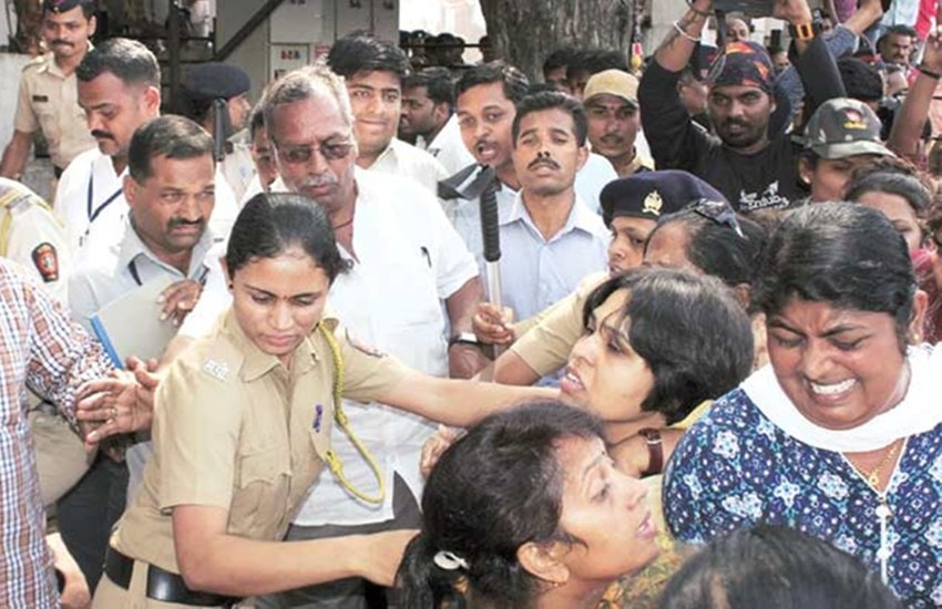 Trupti Desai, Bhumata Brigade, Bhumata Brigade chief Trupti Desai, Shani Shingnapur, Trimbakeshwar temple, Haji Ali dargah, Trupti desai Haji Ali, Trupti desai in Dargah, AIMIM, AIMIM leader