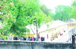 सलाखों के पीछे