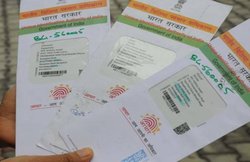 देश में 100 करोड़ लोगों के पास आधार कार्ड, 25 करोड़ बैंक खाते भी हुए लिंक