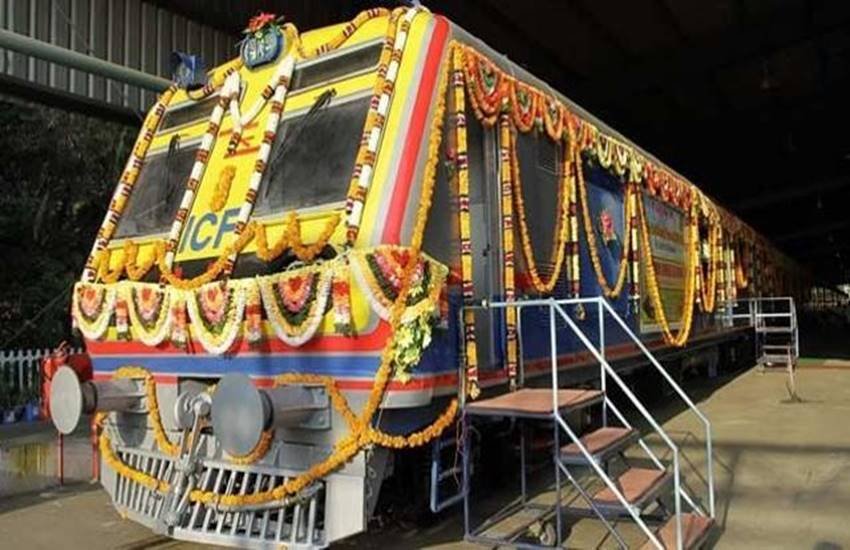 AC local, Mumbai, Central Railway, mumbai local train, Mumbai AC local, local trains mumbai, first AC local reaches Mumbai, Mumbai first AC local, AC local in Mumbai, indian railway, rail news in hindi, new trains, एसी लोकल ट्रेन, मुंबई लोकल ट्रेन, रेल समाचार, भारतीय रेलवे