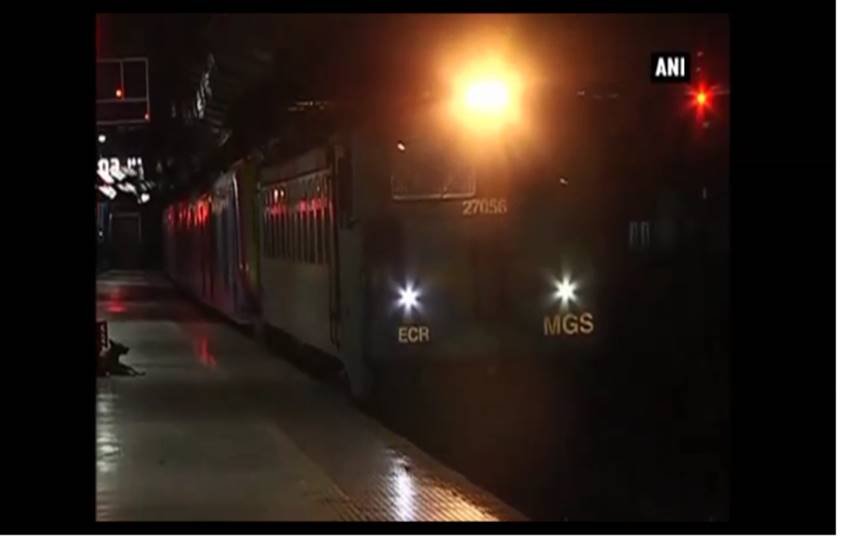 AC local, Mumbai, Central Railway, mumbai local train, Mumbai AC local, local trains mumbai, first AC local reaches Mumbai, Mumbai first AC local, AC local in Mumbai, indian railway, rail news in hindi, new trains, एसी लोकल ट्रेन, मुंबई लोकल ट्रेन, रेल समाचार, भारतीय रेलवे