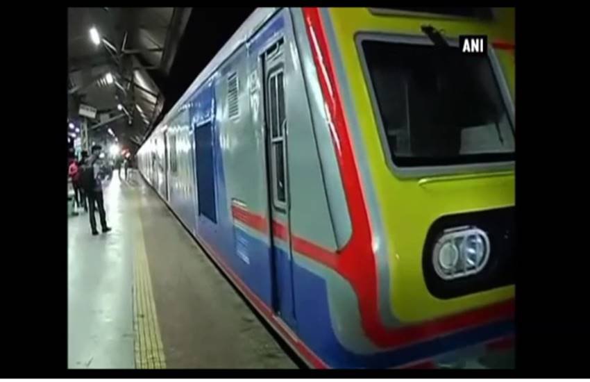 AC local, Mumbai, Central Railway, mumbai local train, Mumbai AC local, local trains mumbai, first AC local reaches Mumbai, Mumbai first AC local, AC local in Mumbai, indian railway, rail news in hindi, new trains, एसी लोकल ट्रेन, मुंबई लोकल ट्रेन, रेल समाचार, भारतीय रेलवे