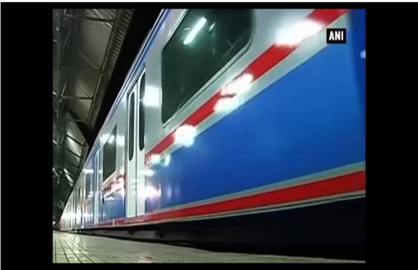 AC local, Mumbai, Central Railway, mumbai local train, Mumbai AC local, local trains mumbai, first AC local reaches Mumbai, Mumbai first AC local, AC local in Mumbai, indian railway, rail news in hindi, new trains, एसी लोकल ट्रेन, मुंबई लोकल ट्रेन, रेल समाचार, भारतीय रेलवे