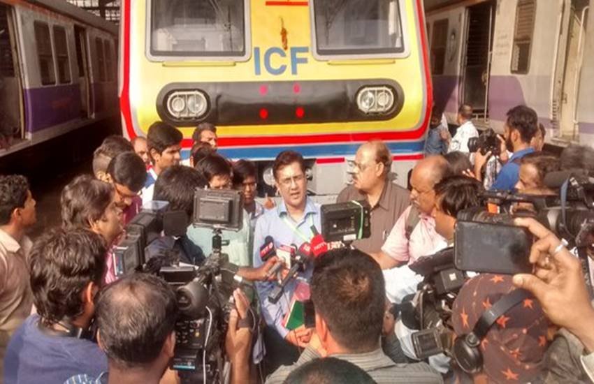 AC local, Mumbai, Central Railway, mumbai local train, Mumbai AC local, local trains mumbai, first AC local reaches Mumbai, Mumbai first AC local, AC local in Mumbai, indian railway, rail news in hindi, new trains, एसी लोकल ट्रेन, मुंबई लोकल ट्रेन, रेल समाचार, भारतीय रेलवे