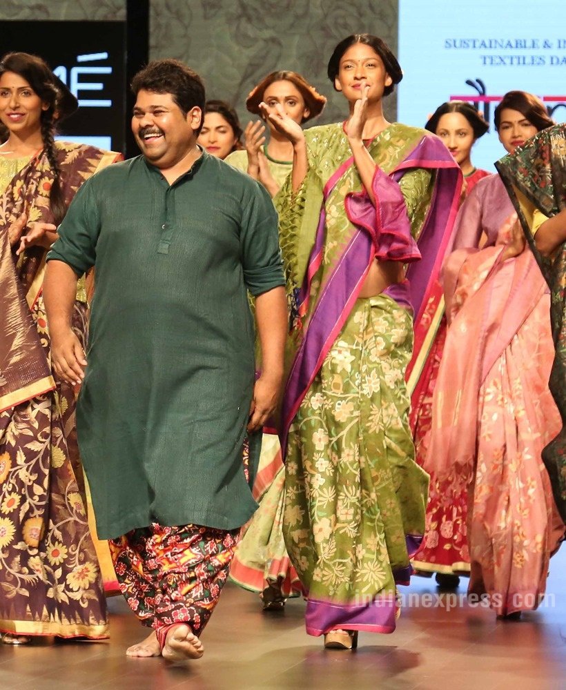 carol gracias, carol gracias baby bump, carol gracias baby bump on ramp, lfw 2016, lfw summer resort 2016, carol gracias flaunts baby bump