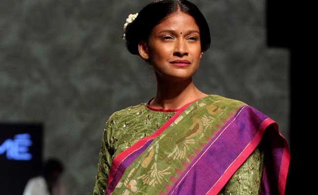 carol gracias, carol gracias baby bump, carol gracias baby bump on ramp, lfw 2016, lfw summer resort 2016, carol gracias flaunts baby bump