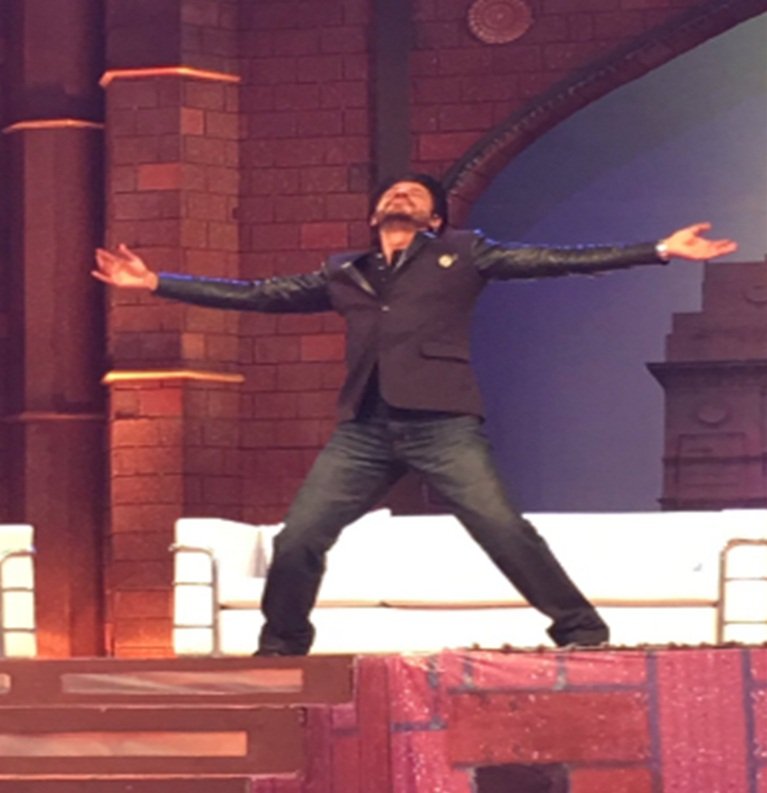 Kapil Sharma, Shah Rukh khan, The kapil Sharma Show, The Kapil Sharma Show live, TKSS, TKSS live, TKSS with SRK, TKSS with SRk live, SRk Kapil Sharma, SRk Kapil, SRK TKSS, SRK TKSS live, Kapil Sharma New Show, The Kapil Sharma Show cast, Sumona Chakraborty, Sunil Grover, Kiku Sharda, Ali Asgar, Chandan Prabhakar, entertainment news, Kapil Sharma-Shah Rukh khan photos, Kapil Sharma, Shah Rukh khan show, kapil sharme new show photos