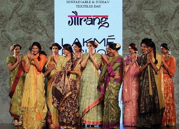 carol gracias, carol gracias baby bump, carol gracias baby bump on ramp, lfw 2016, lfw summer resort 2016, carol gracias flaunts baby bump