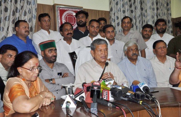 BJP को नहीं, हमें पहले मिले सरकार बनाने का न्योता: रावत
