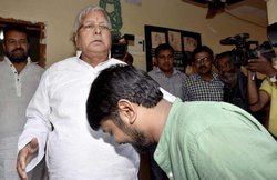 बिहार: सुरक्षाकर्मियों के काफिले के साथ लालू से मिलने पहुंचे कन्‍हैया, पैर छूकर लिया आशीर्वाद