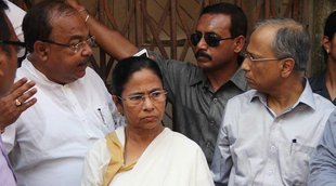 kolkata, kolkata flyover collapse, kolkata flyover accident, kolkata flyover resue operation, mamata banerjee, kolkata mayor,